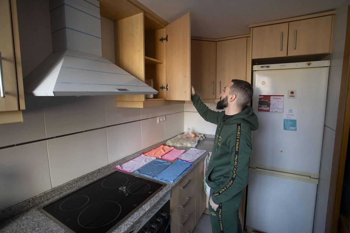 Uno de los ocupas del edificio de Quart muestra la cocina