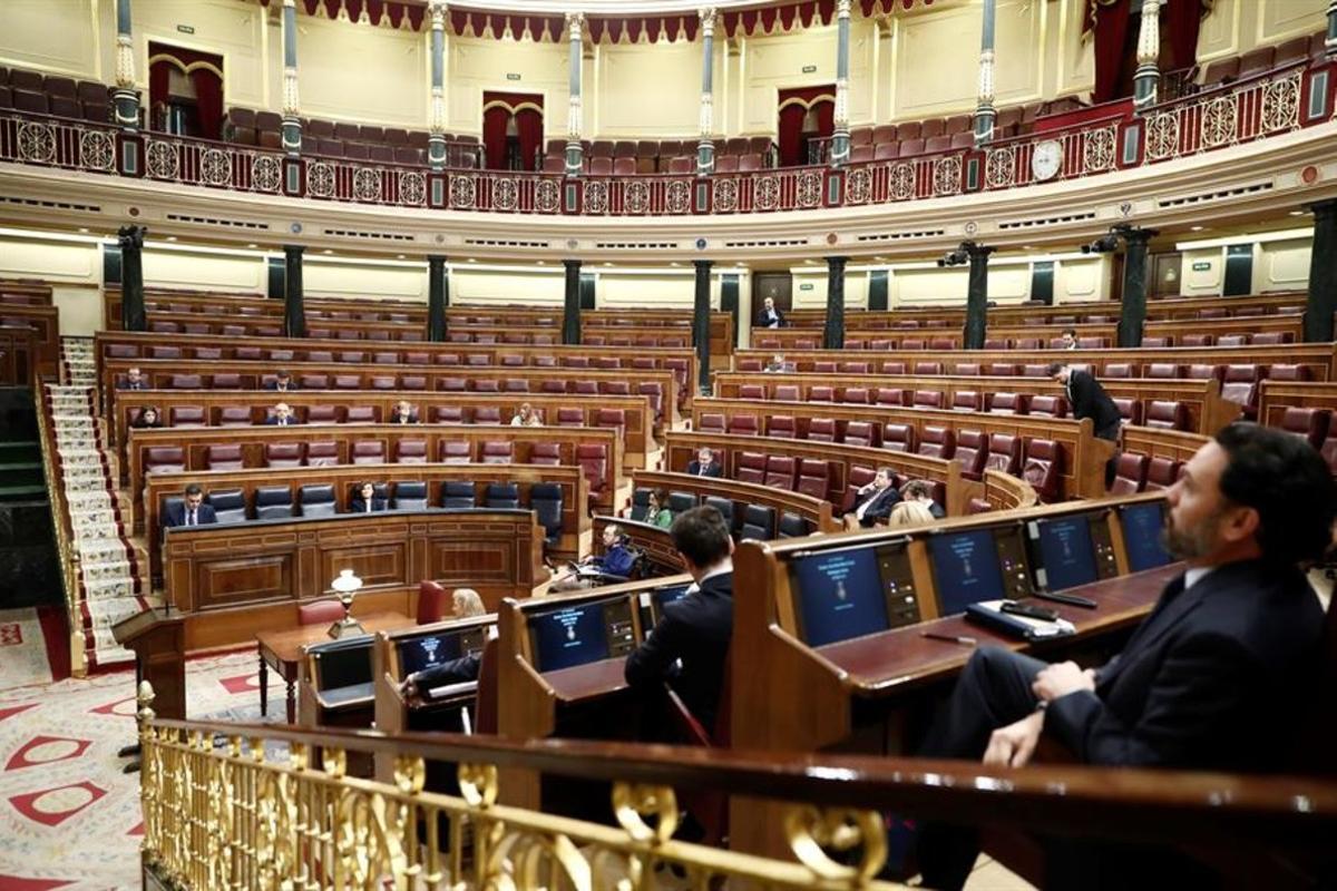 Diputados colocados en sus escaÃ±os del Congreso, donde este miÃ©rcoles el presidente del Gobierno, Pedro SÃ¡nchez, explica la declaraciÃ³n del estado de alarma y las medidas para paliar las consecuencias de la pandemia provocada por el coronavirus, en Madrid (EspaÃ±a), a 18 de marzo de 2020.