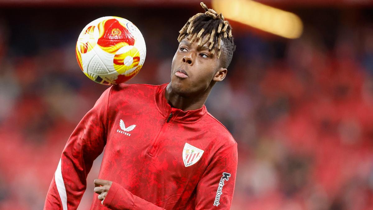 Nico Williams calienta antes de la disputa del Athletic - Real Sociedad