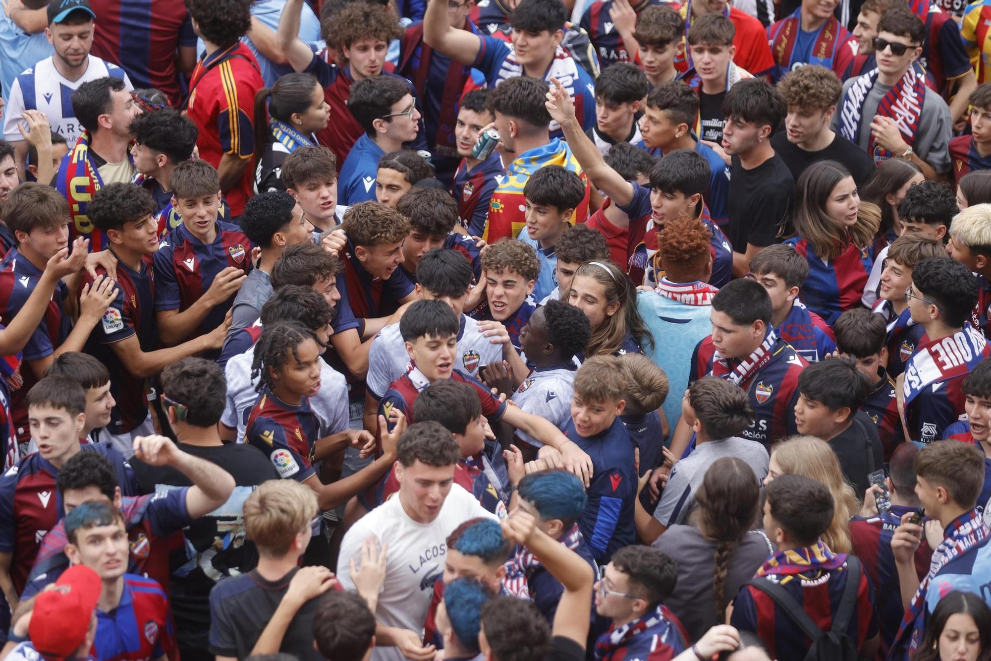 Todas las fotos de la rúa del Levante UD por su ascenso a Primera División