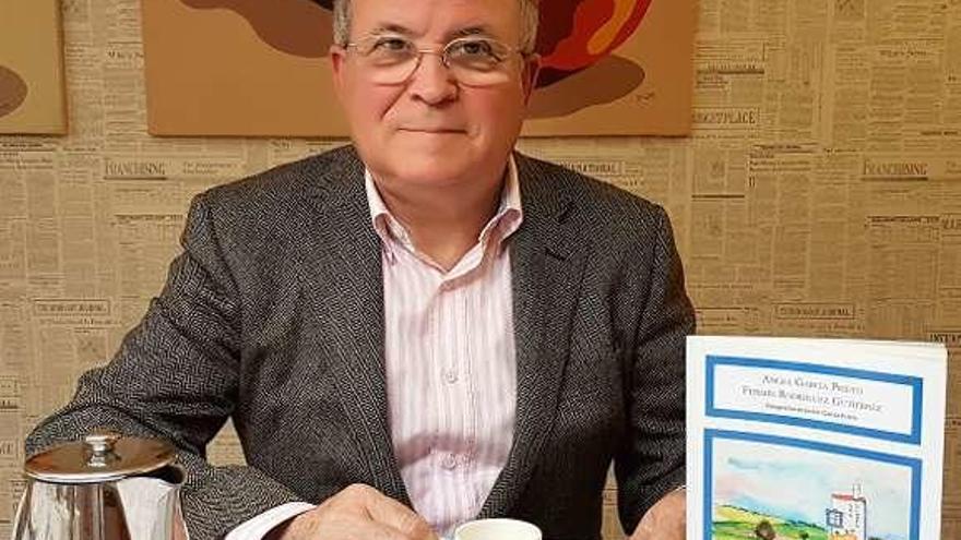 El autor Ángel García Prieto con su libro.