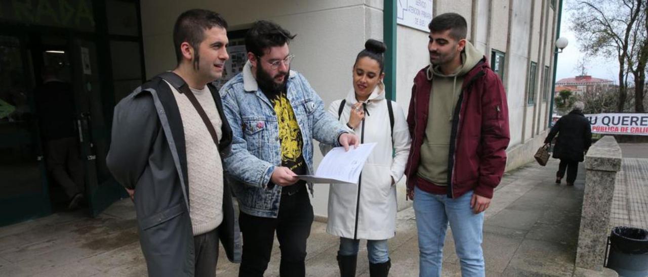 El diputado Paulo Ríos (segundo por la izq.) junto a los concejales de Bueu Xosé Leal, Silvia Carballo y Alberto Moital.   | // S.ÁLVAREZ