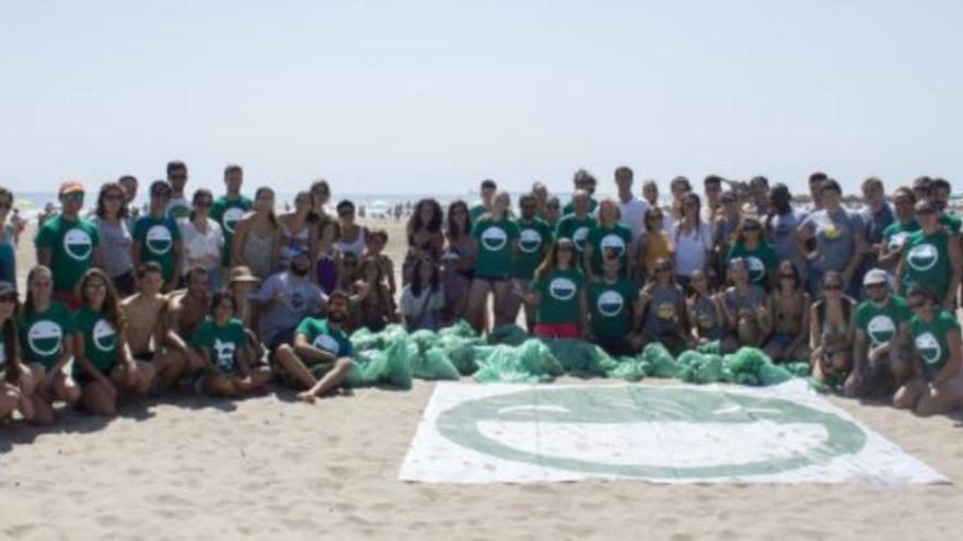 Grupo de voluntariado en la playa.