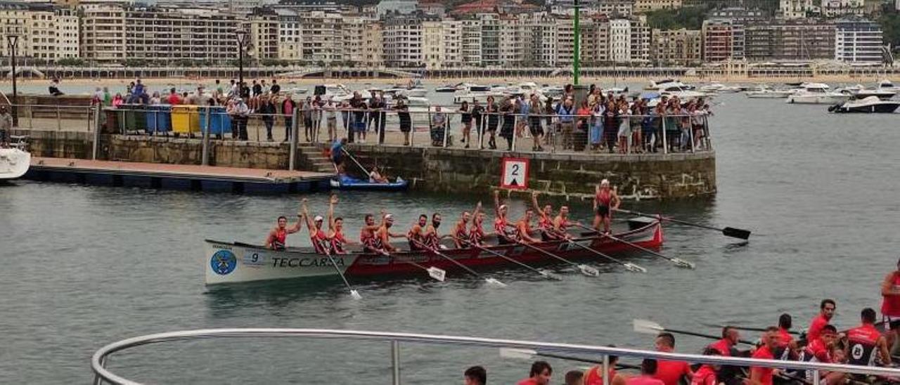 La trainera de Bueu Teccarsa, con Donosti al fondo, celebra su primera presencia en La Concha. |  // M.J.