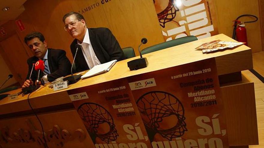 Miguel Cano y José Antonio Maseda durante la presentación de la campaña de abonos.