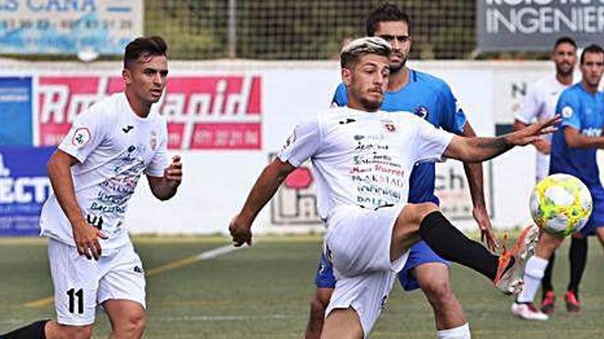 Un lance del duelo de la primera vuelta entre peñistas y roceños en Santa Eulària y que finalizó con victoria local por 2-1.