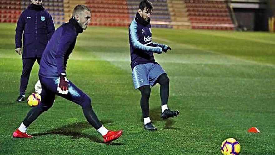 Jasper Cillessen i Leo Messi, durant un exercici de l&#039;entrenament d&#039;ahir al vespre.