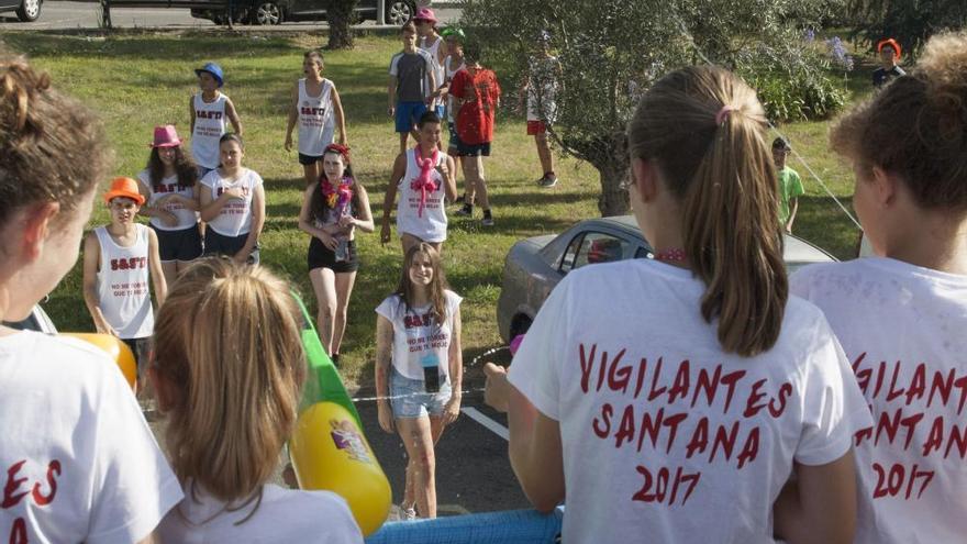 El agua sofoca el calor, pero no la fiesta, en Grado