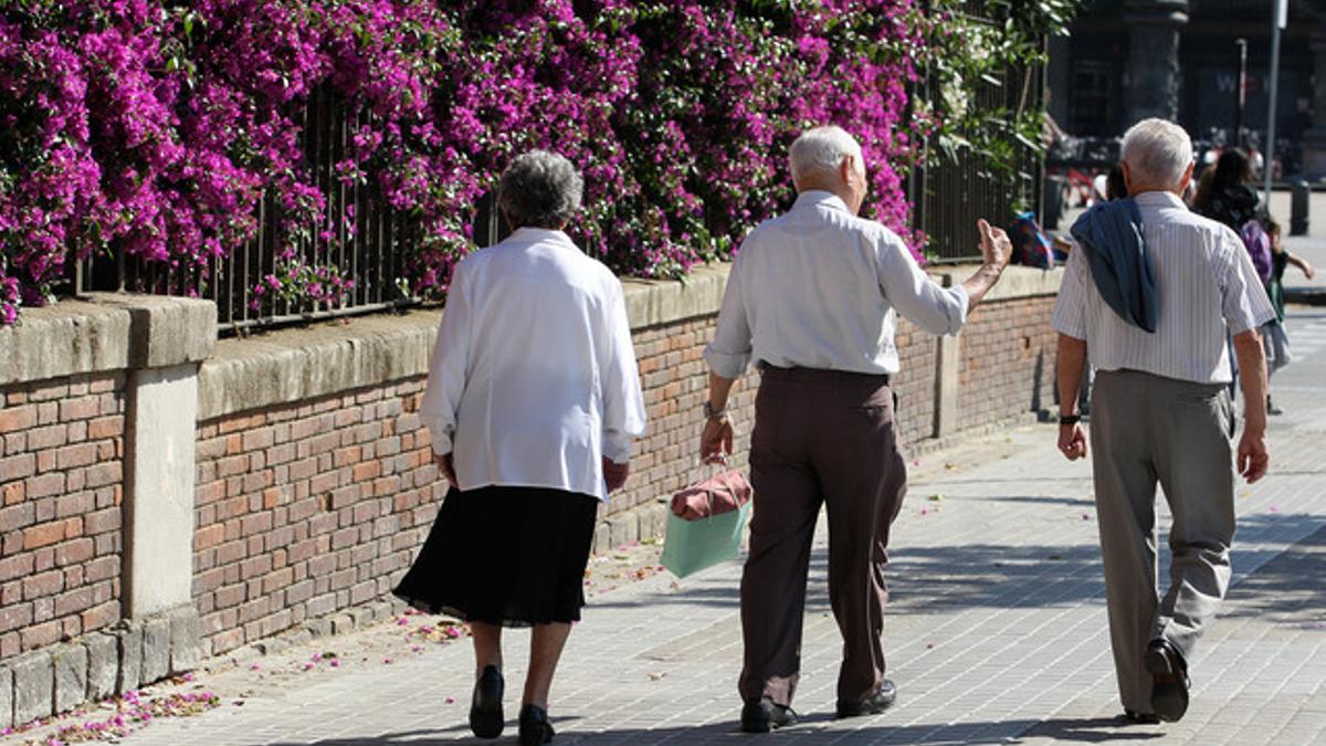 Unos pensionistas andan por el paseo de Sant Joan de Barcelona.