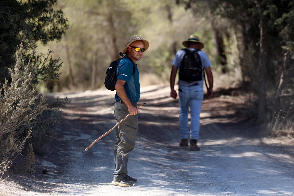Dos hombres se adentran en un camino de tierra para continuar con la búsqueda