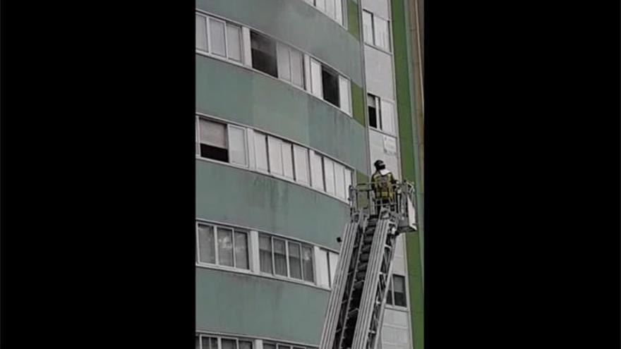 Los bomberos se movilizan por un incendio en un piso en la avenida de Florida de Vigo