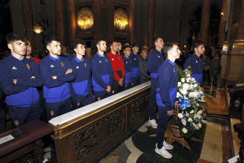 Los juveniles realizan una ofrenda a la Virgen del Pilar por su victoria