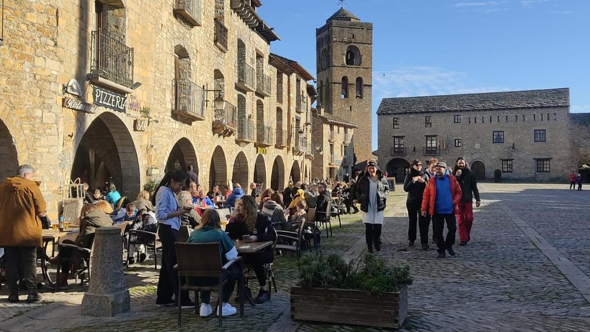 Muchos turistas visitaron Aínsa en el Puente de la Constitución