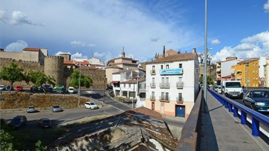 Plasencia adjudica el derribo de edificios junto al puente Trujillo