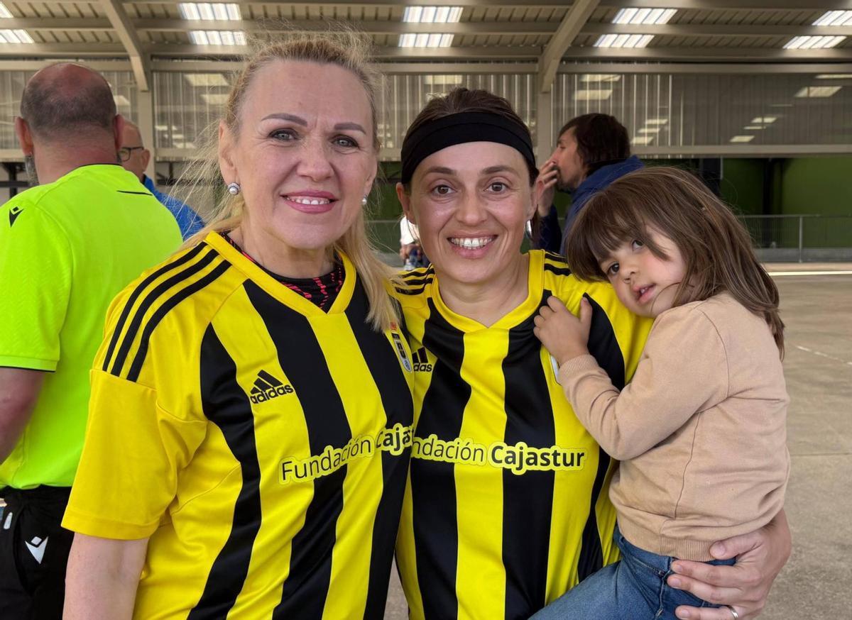 Arriba, por la izquierda Svetlana Stepanenko y Yuliya Philippova, junto a su hija Anna, ayer en el torneo. 
Abajo, de rojo, el equipo del fútbol andarín de La Guía.
A la derecha, uno de los dos equipos del Real Oviedo. | MARÍA RENDUELES/FERNANDO RODRÍGUEZ