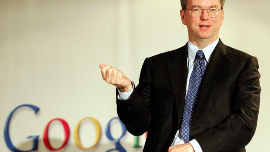Fotografía de archivo del consejero delegado de Google, Eric Schmidt, durante un encuentro con la prensa en el ámbito del Foro Digital Seúl 2007.