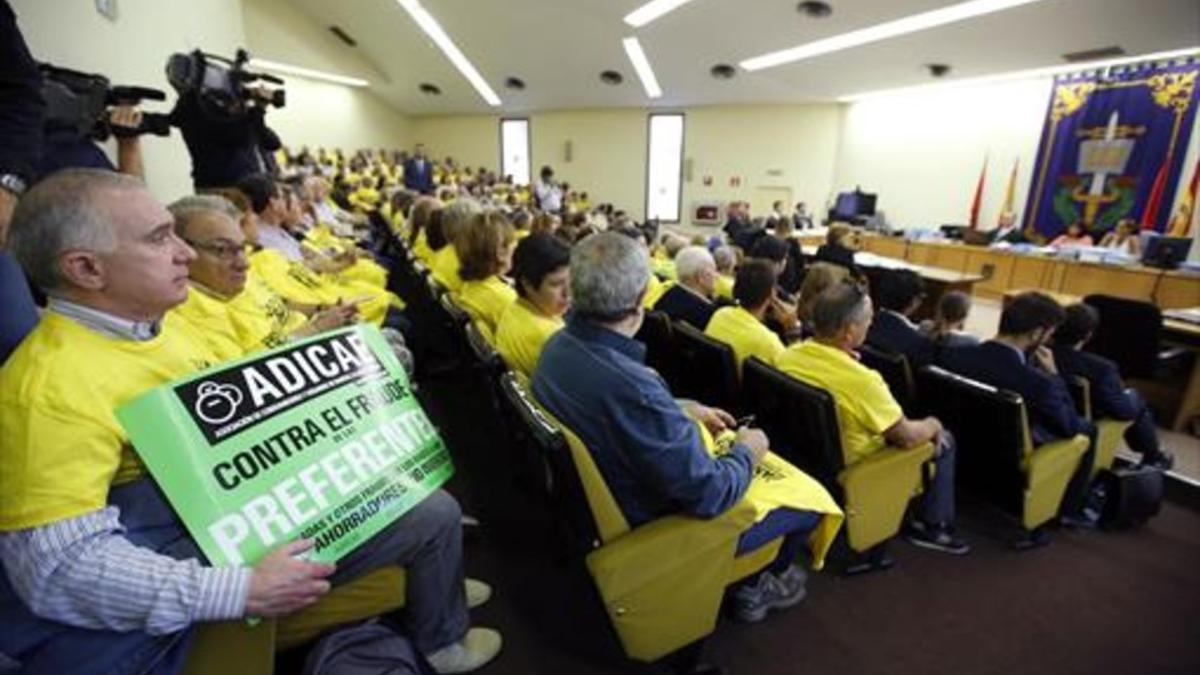 Algunos afectados por las preferentes de Caja Madrid, ayer, en los juzgados de la plaza de Castilla.