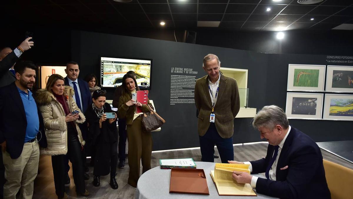 Fotogalería | Una delegación de eurodiputados visita Almaraz y conoce de primera mano el funcionamiento de la central nuclear, este mes de marzo.