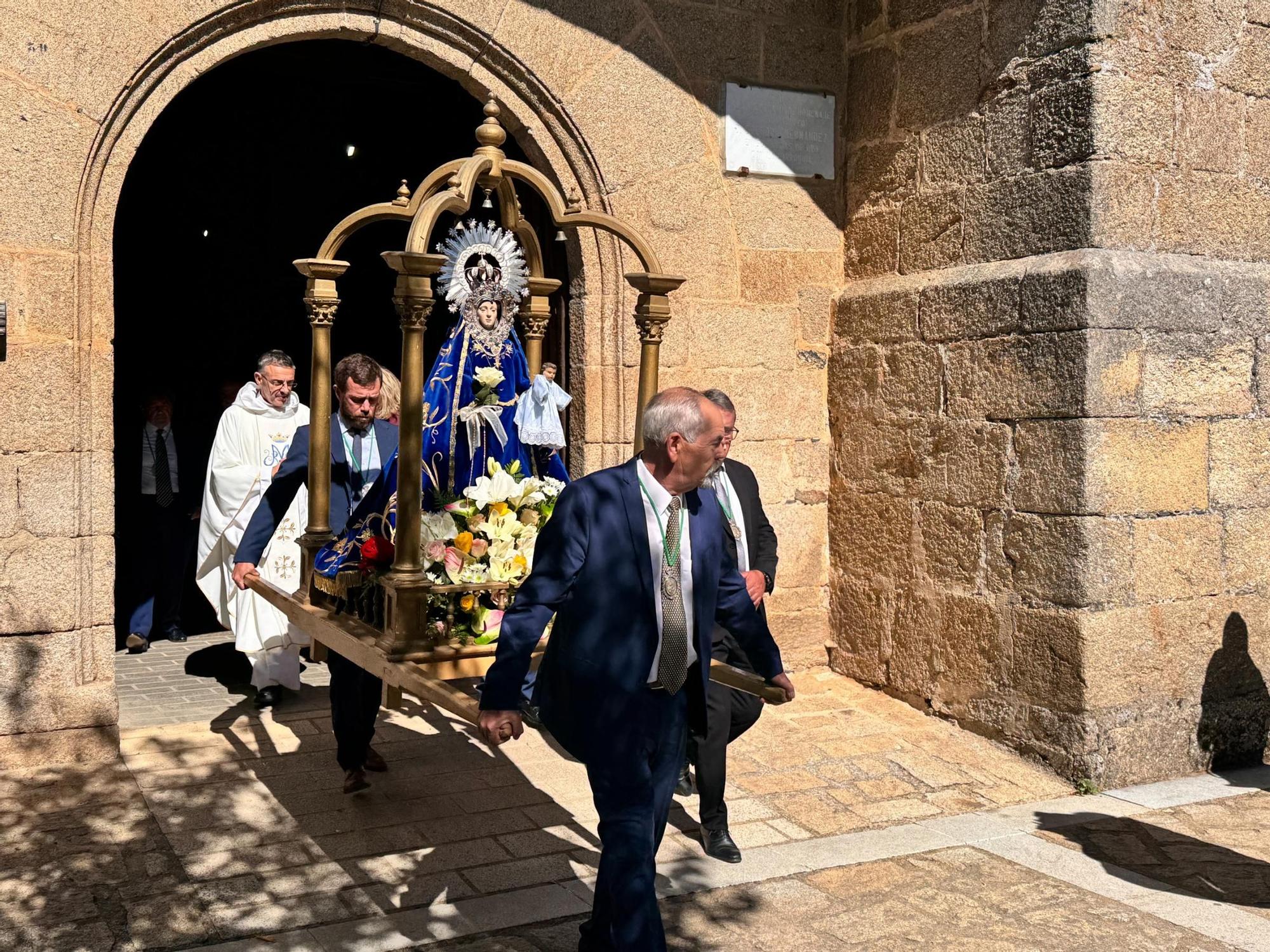 Villadepera honra a la Virgen del Rosario