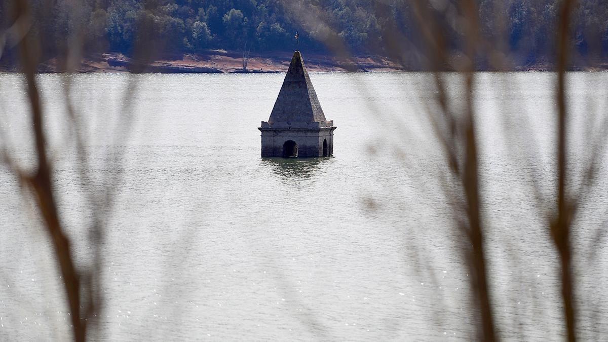 El embalse de Sau, con el campanario de la iglesia sumergida de Sant Romà.