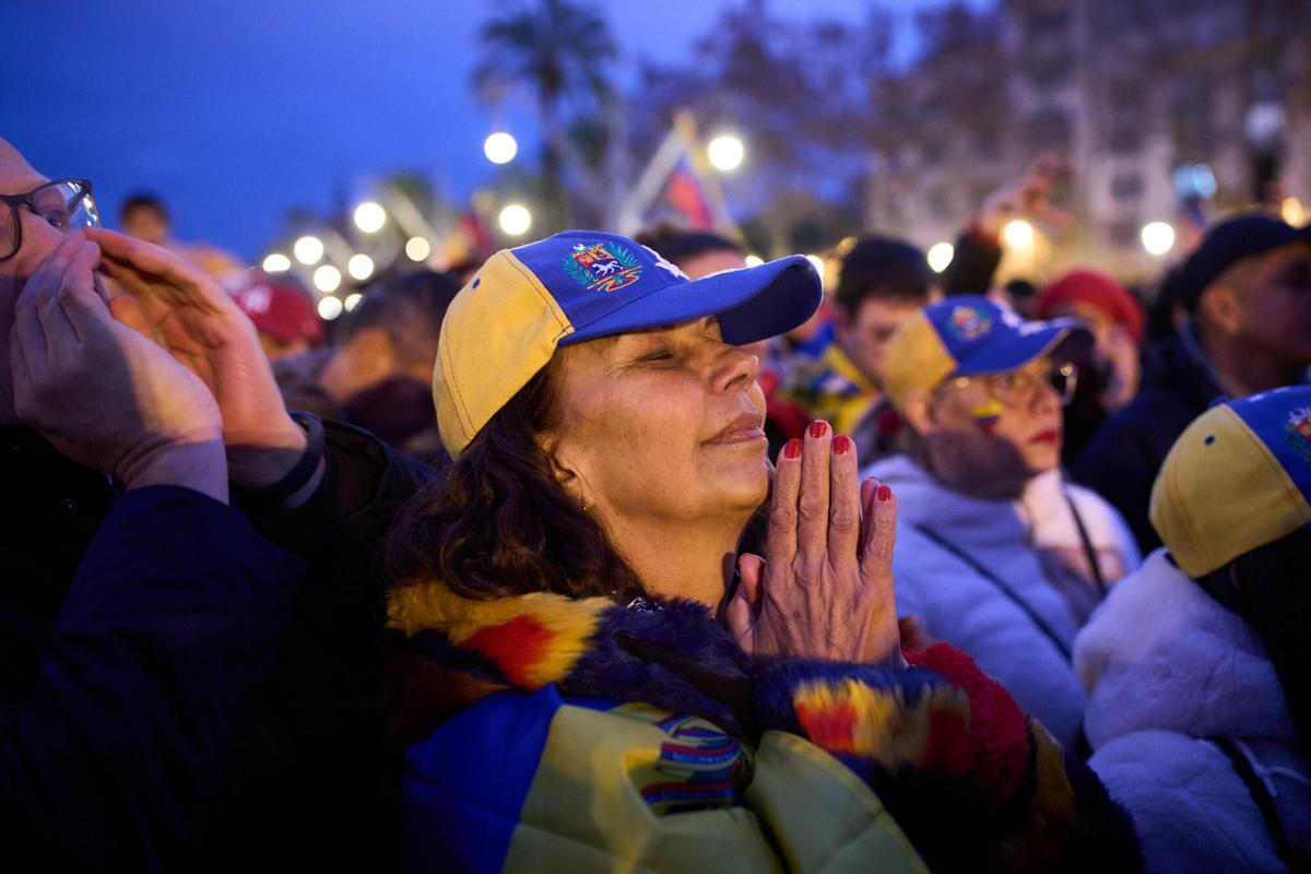 Una mujer reacciona mientras la gente se reúne contra el presidente venezolano Nicolás Maduro en el centro de Barcelona, España, el domingo, enero. 4, 2026. (AP Foto/Emilio Morenatti)