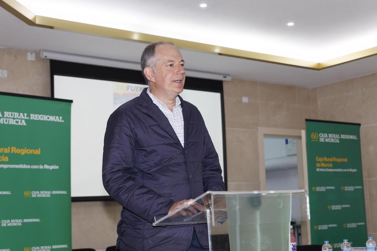 Juan Jiménez, presidente de Caja Rural Regional San Agustín, durante la presentación del Triatlón de Fuente Álamo