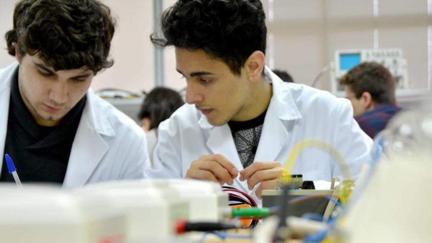 Estudiantes de bachiller aprenden a elaborar cerveza en la Politécnica