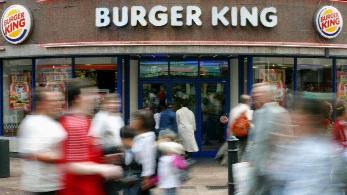 zentauroepp347784 people walk past a branch of burger king in central london t161227114411