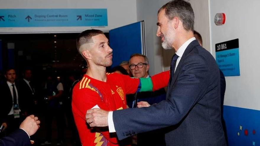 Felipe VI saluda a Sergio Ramos al término del partido en la zona de vestuarios. // Europa Press