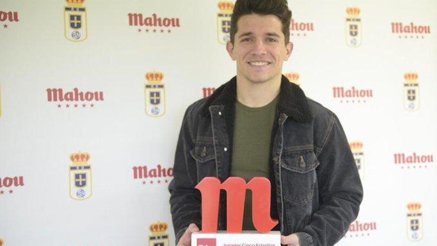 Nieto, esta mañana recibiendo el premio a mejor jugador de diciembre