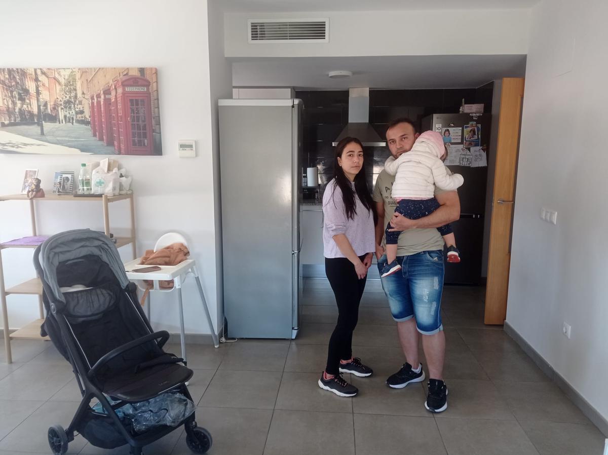 Eduardo y su familia en el piso de Sociópolis
