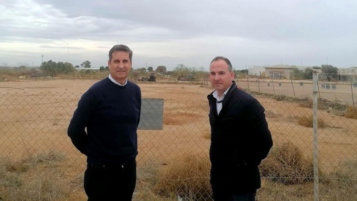 El alcalde de Los Montesinos, José Manuel Butrón, y el presidente del Consorcio Vega Baja Sostenible, Francisco Cano, durante la visita a los terrenos donde se ubicará el ecoparque fijo.