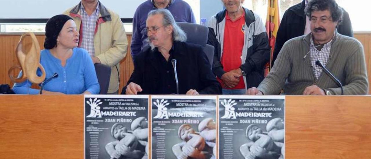 La Mostra de Tallistas fue presentada ayer en el salón de plenos del Concello de Cangas. // Gonzalo Núñez