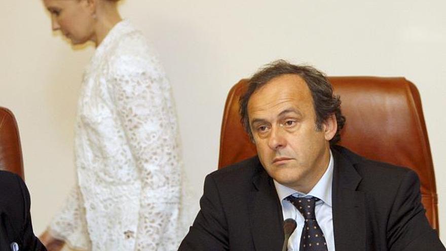 La primera ministra ucraniana, Yulia Tymoshenko , pasa por detrás del presidente de la UEFA, Michel Platini, antes de la reunión que mantuvieron en Kiev, Ucrania, hoy 3 de julio de 2008. Después de su paso por Polonia, Platini llegó a Ucrania en una visita de una única jornada para supervisar los preparativos de cara la organización de la Eurocopa de fútbol 2012, que ambos países albergarán de forma conjunta.