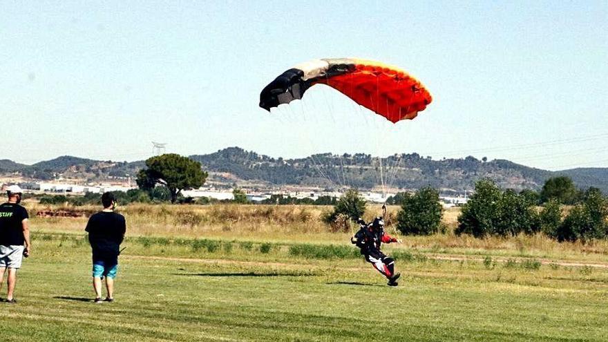 Un paracaigudista en el moment d&#039;aterrar després del seu salt