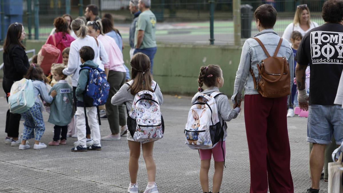 Alumnos y padres en un colegio de Avilés