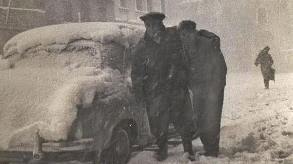 La nevada del 4 de febrero de 1954 en la capital de la Ribera Alta en una imagen extraida del libro &quot;Alzira: crónica del siglo XX&quot;.