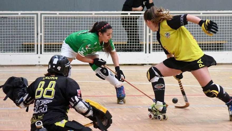 Cata Flores conduce la bola en el partido contra el Palau disputado en Elviña II.