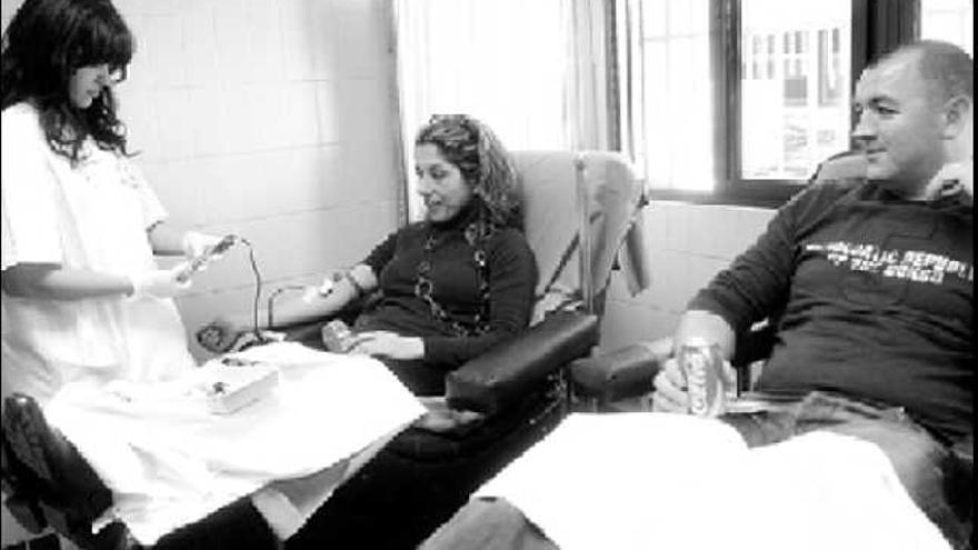 solidaridad. Julián y Marga toman un refresco mientras donan en el Centro de Transfusiones.
