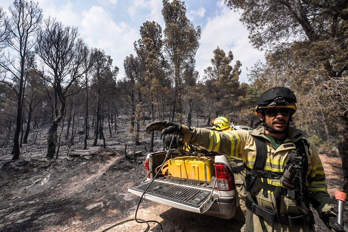 Fuego en Baix Ebre. Los bomberos trabajan en el incendio forestal en Paüls, Tarragona, este martes.