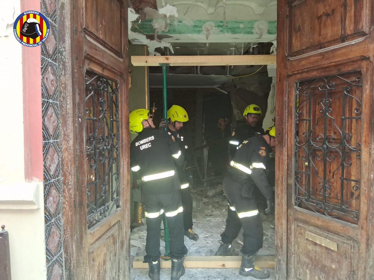 Bomberos (UREC) apuntalando la casa