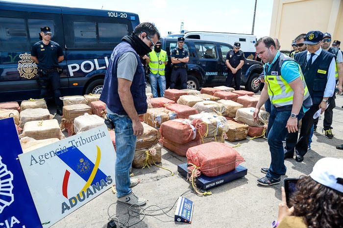 Agentes de la Policía Nacional descargan la cocaína en el Arsenal