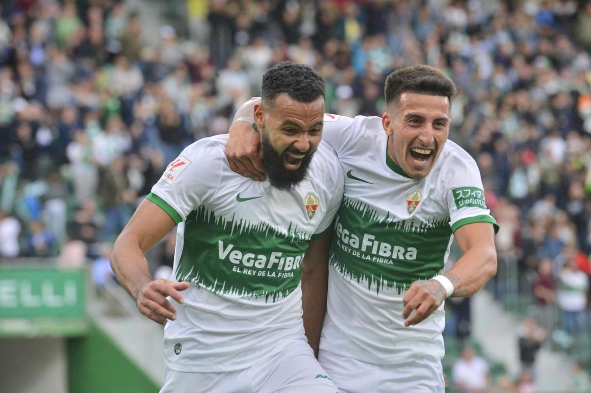 Mourad y Nico Fernández celebran el primer gol del Elche