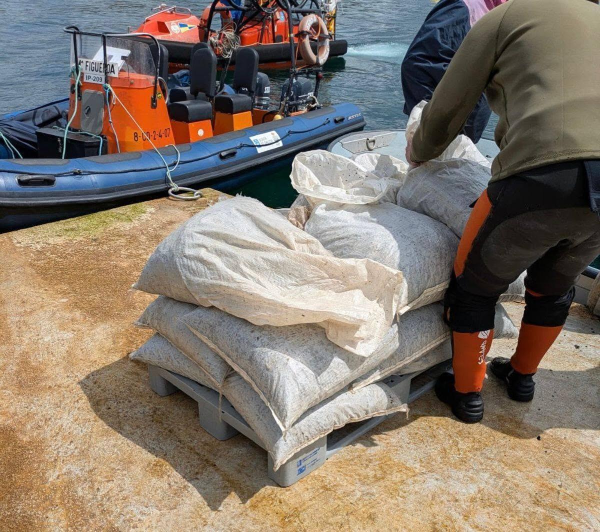 Las impactantes imágenes del cuaderno de bitácora de los 'pescadores' de furtivos