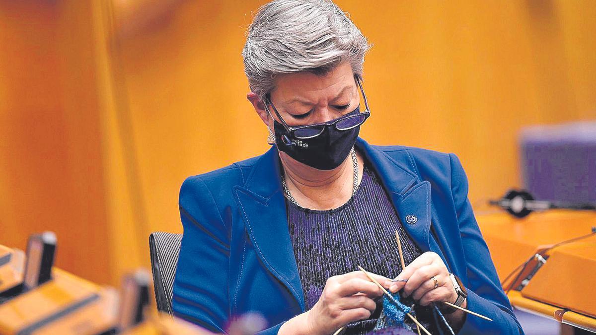 Ylva Johansson, ayer en el pleno de la Eurocámara, haciendo punto mientras escuchaba a los intervenientes.