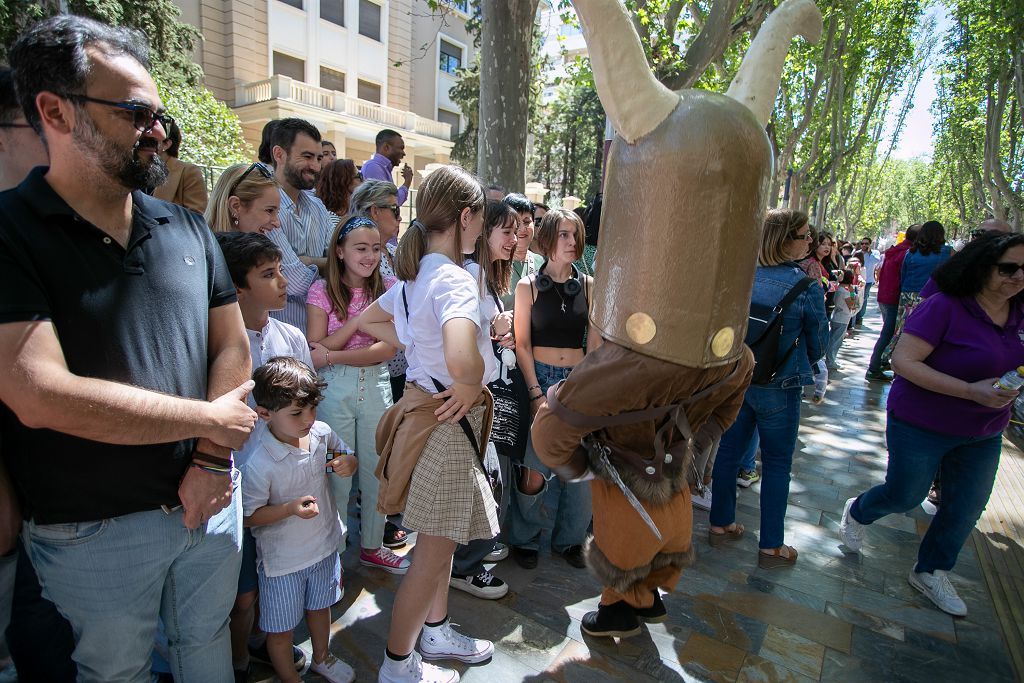 Entierro de la Sardina: ambiente en las calles de Murcia y desfiles de la mañana