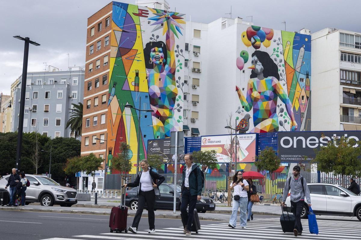 El mural de Okuda a la salida de la estación Joaquín Sorolla