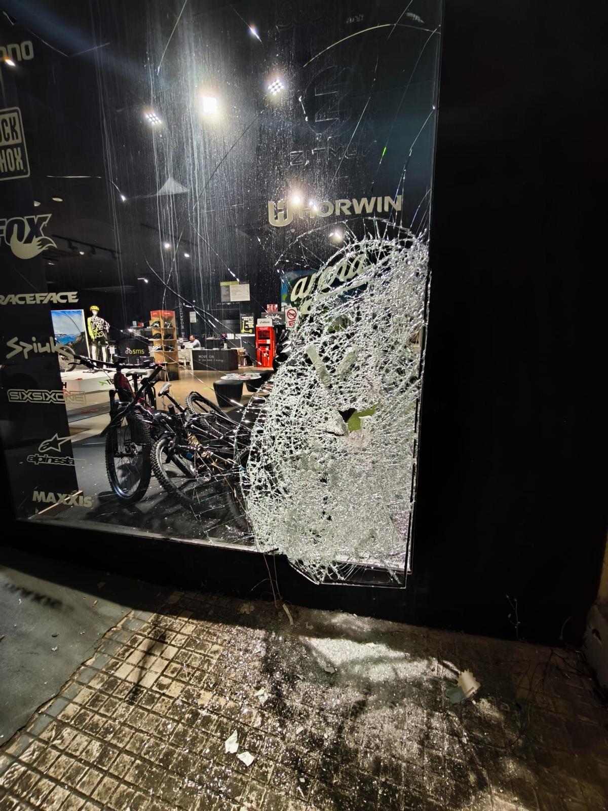 Los ladrones provocaron los graves desperfectos en el escaparate en apenas un minuto y medio.
