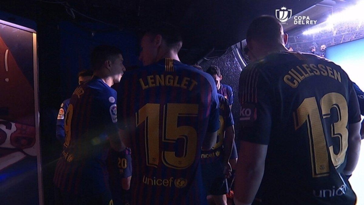 Momento captado por las cámaras en las que Suárez se dirige a sus compañeros antes del empezar el segundo tiempo del Barça-Sevilla de Copa