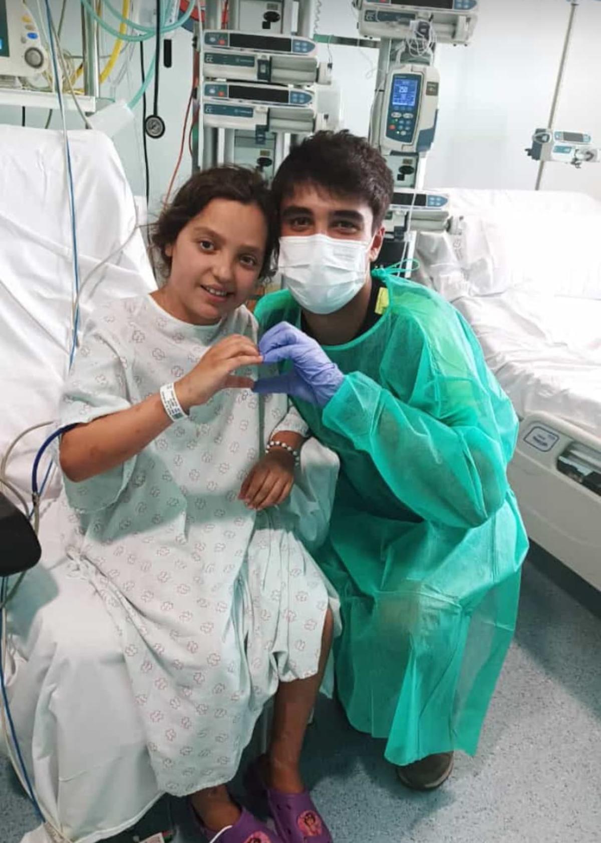 Con su hermano Alejandro tras la operación de trasplante de corazón.